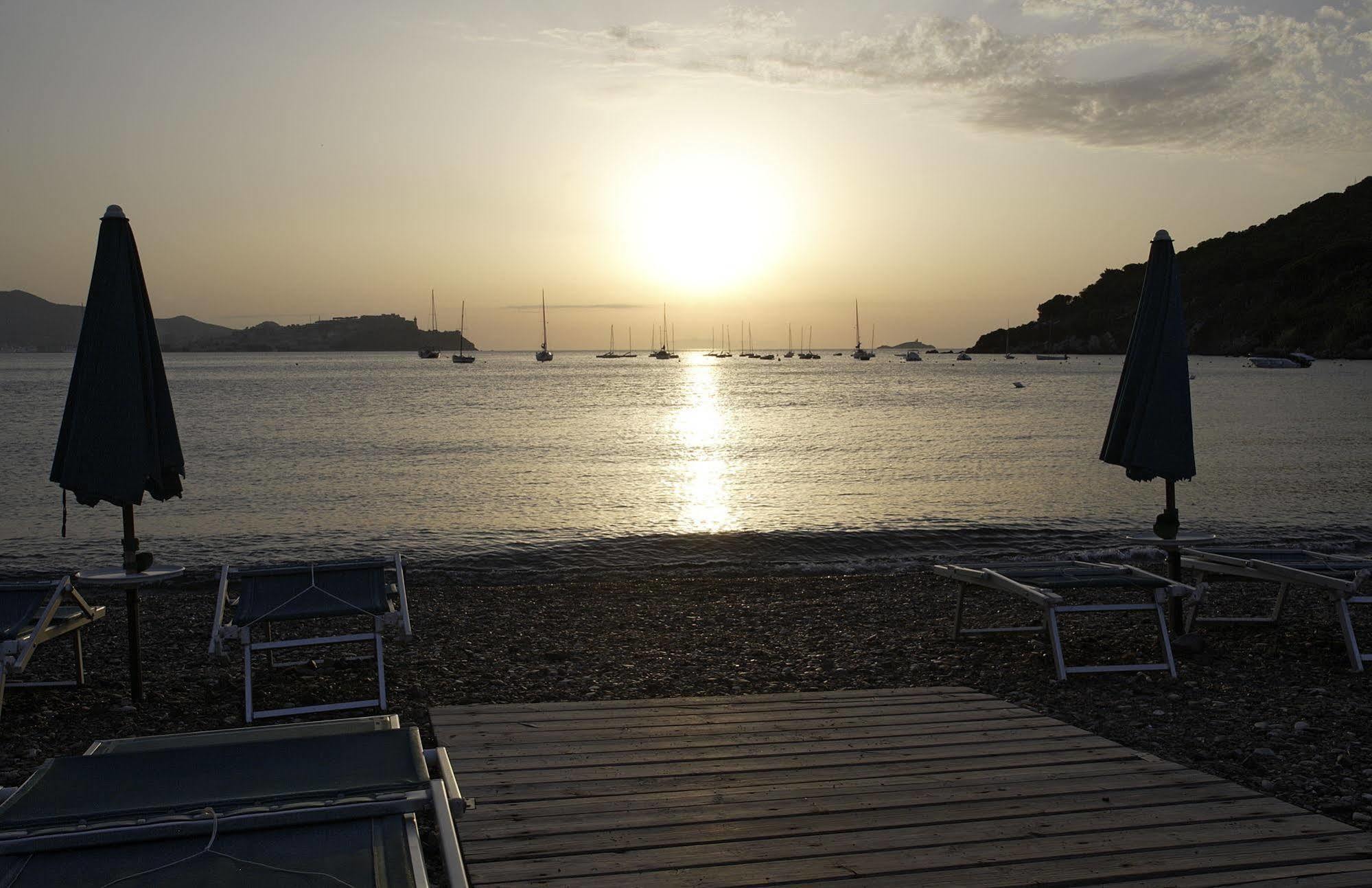 Residenza Sant'Anna Del Volterraio Hotel Portoferraio Kültér fotó Sunset at Cala Galdana