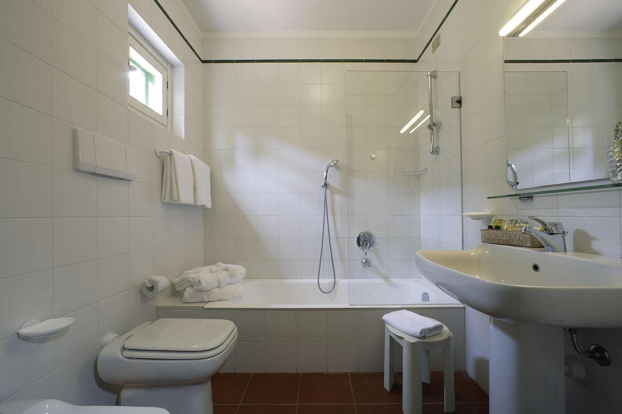 Residenza Sant'Anna Del Volterraio Hotel Portoferraio Kültér fotó Bathroom with shower and bathtub