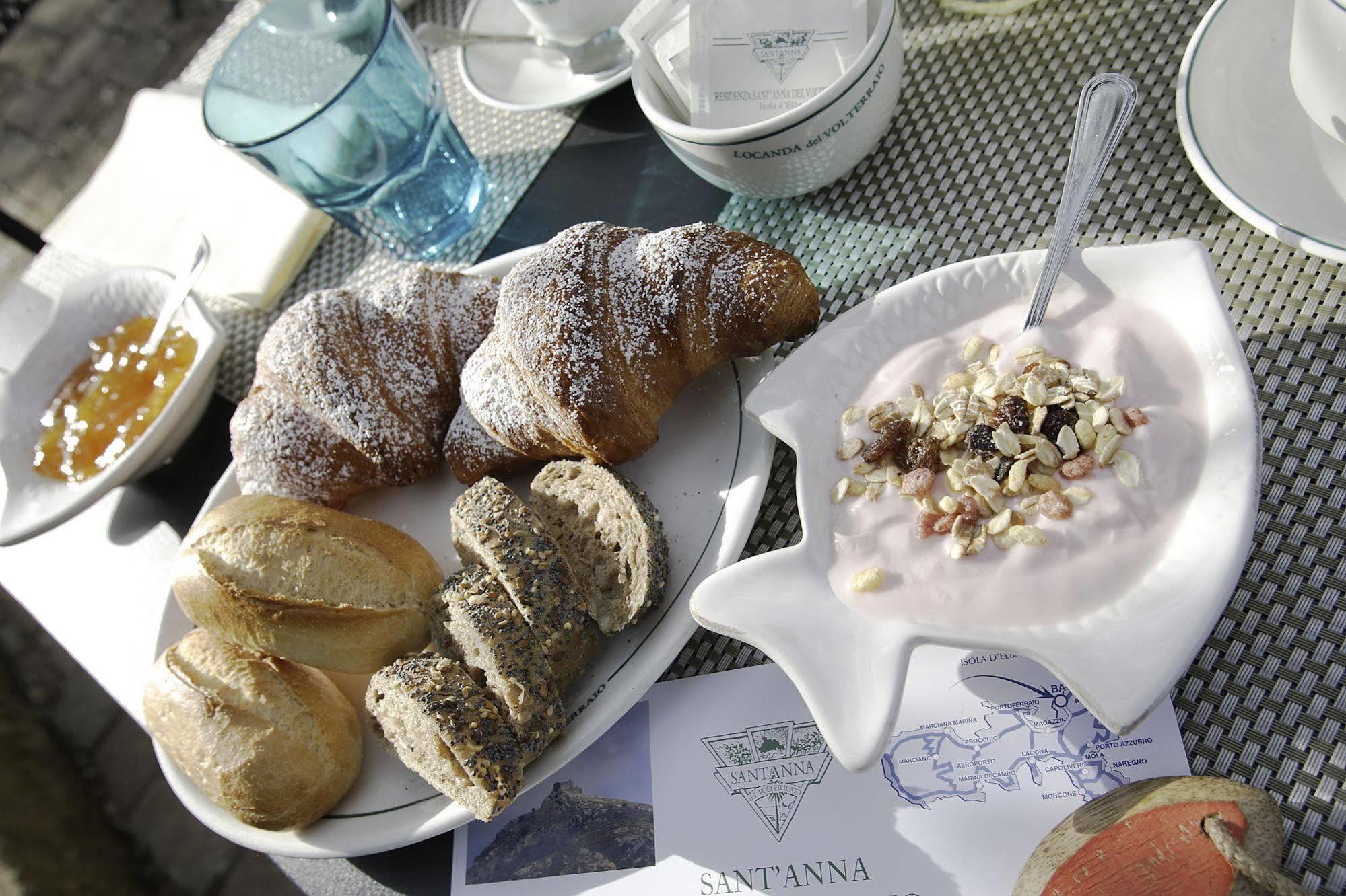 Residenza Sant'Anna Del Volterraio Hotel Portoferraio Kültér fotó Croissants and yogurt