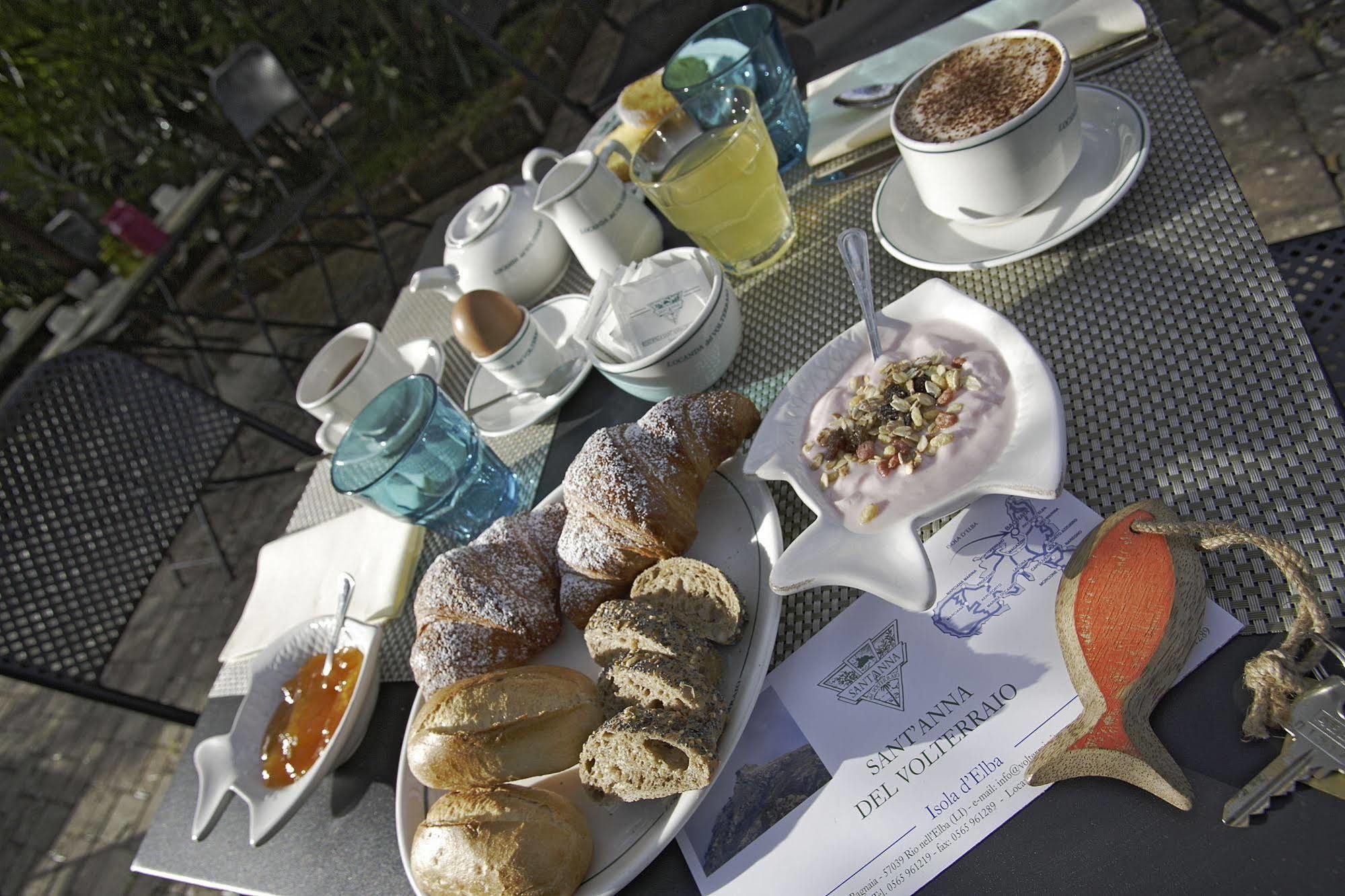 Residenza Sant'Anna Del Volterraio Hotel Portoferraio Kültér fotó A typical Italian breakfast