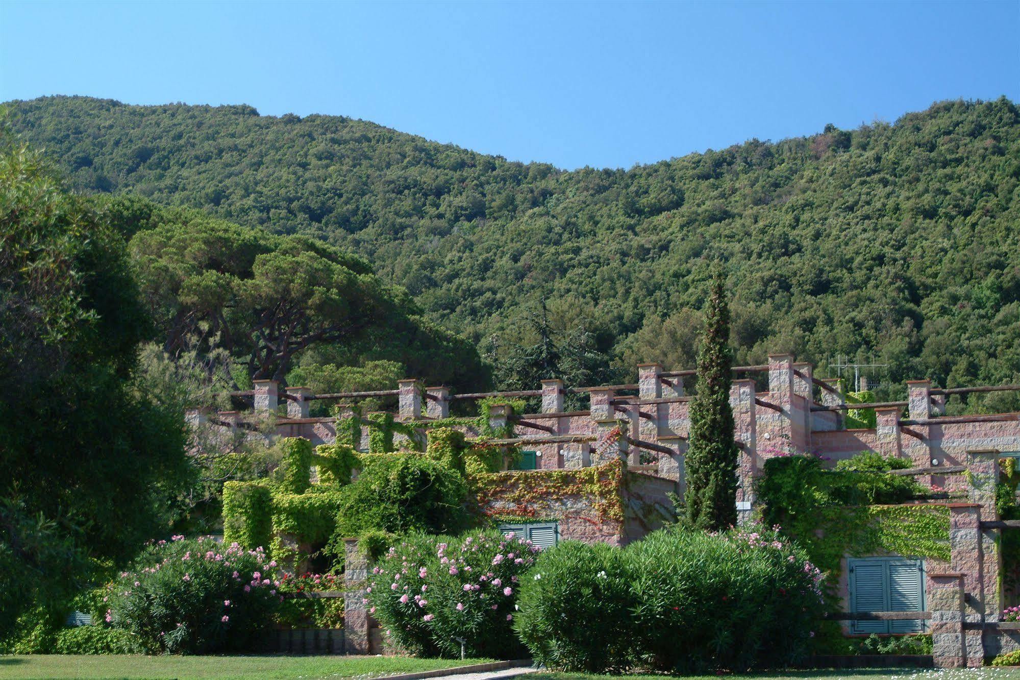 Residenza Sant'Anna Del Volterraio Hotel Portoferraio Kültér fotó A general view of the village